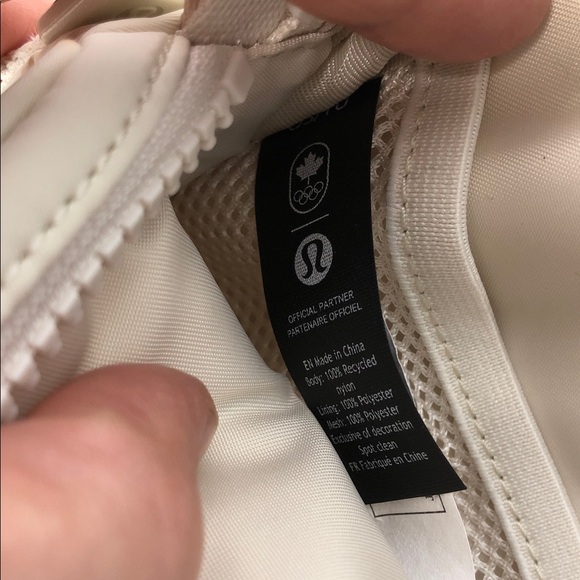 Lululemon Team Canada Future Legacy Crossbody Bag NWOT - Picture 8 of 10